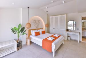 卡斯Hotel Pastel Kaş的一间卧室配有一张带橙色毯子的大床