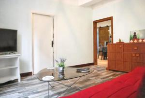尼翁Appartement d'une chambre avec balcon amenage et wifi a Nyons的客厅配有红色的沙发和玻璃桌