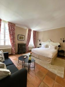 拉卡迪埃达聚Maison Bérard的酒店客房,配有床和沙发