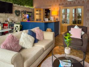 滨海韦斯顿Timbertop Suites - Adults Only的客厅配有沙发和桌子