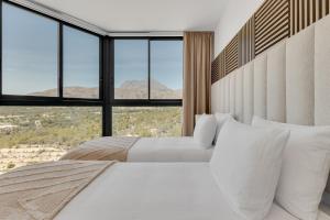 贝尼多姆SAKURA by Costa Activa Rentals的一间卧室设有一张大床和大窗户