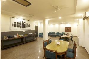 新德里Hotel Sky View - A Family Hotel Near Delhi Airport的一间带桌椅的用餐室