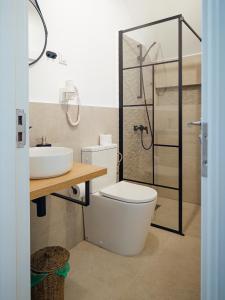 CheiaCasa Gherman Cheia的浴室配有卫生间、盥洗盆和淋浴。