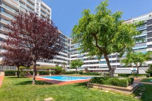 瓦伦西亚Calatrava by Alma Suites的公寓大楼设有游泳池和树木