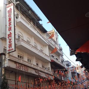 印多尔Hotel Lakshya Sheesh Mahal Indore的一座白色的大建筑,上面有标志