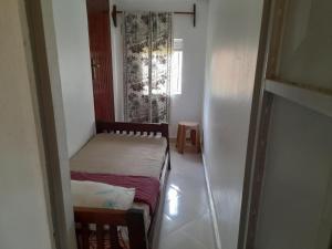 波特尔堡Maasai Villa Backpackers Home的小房间设有两张床和窗户