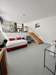 格拉茨Grazora Living Apartments的一间带床和楼梯的客厅