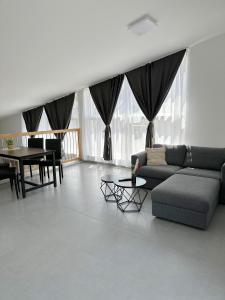 格拉茨Grazora Living Apartments的客厅配有沙发和桌子