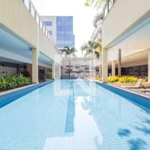 里约热内卢Apartamento Neolink Barra da Tijuca的大型建筑中的大型游泳池