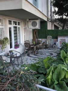 伊斯坦布尔Sea view House的户外庭院设有桌椅和植物