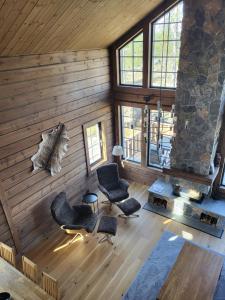 伊德勒Idre Mountain Lodge Golfbanan的客厅享有高空美景,设有木墙