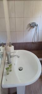 Agios Ioannis KaspakaEnalion House的客房内的白色盥洗盆浴室