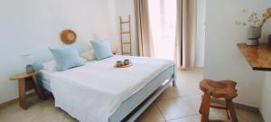 Agios Ioannis KaspakaEnalion House的卧室配有白色的床,并备有托盘