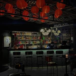 胡志明市Milestone Inn Hotel的一间酒吧,在房间内配有柜台和椅子