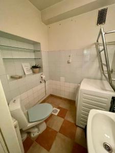 图尔库B&B Retro - Guesthouse Kupittaa的一间带卫生间和水槽的浴室