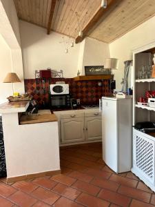 圣马迪拉莫Gite Armieux的厨房配有白色冰箱和微波炉