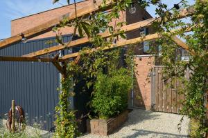 乌得勒支Eco lodge Utrecht Leidsche Rijn的大楼前的凉亭,带车库