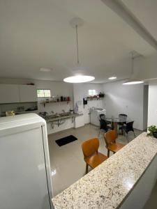 伦索伊斯Estadia Fox 02的厨房以及带桌椅的用餐室。