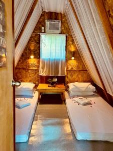 道伊斯Bohol Island Homestay的小型客房 - 带2张床和窗户