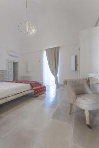 奥斯图尼Masseria Conca D'Oro的白色卧室配有床和椅子