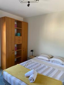 尼斯Appartement 02 Vue Panoramique -WIFI- Parking privé -NICE的一间卧室设有一张床和一个书架