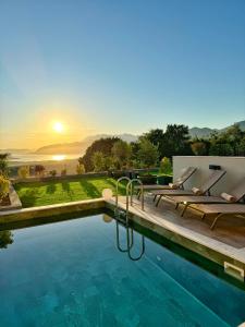 科托尔Villa Preciosa的一个带2把躺椅的游泳池,享有日落美景