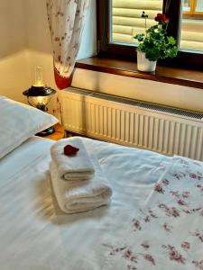 特热邦博哈达旅馆的卧室床上的一条毛巾