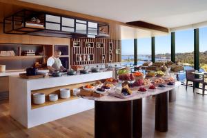 珀斯The Ritz-Carlton, Perth的在酒店享用自助餐,餐桌上供应食物