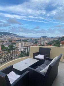 尼斯APPARTEMENT-NICE 01 VUE MER - PANORAMIQUE WIFI-Parking的阳台的天井配有桌椅