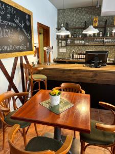 特热邦博哈达旅馆的一间带桌椅的餐厅和酒吧