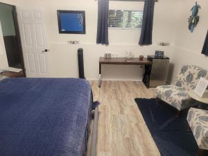 福克斯Misty Valley Inn的卧室配有1张床、1张桌子和1把椅子