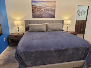 福克斯Misty Valley Inn的一间卧室配有一张带蓝色毯子的大床