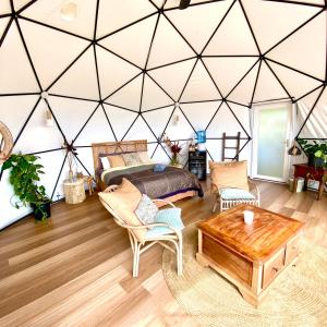 CootharabaNoosa Water Element Dome - Breathtaking Views的一间卧室设有一张大床和一张桌子。