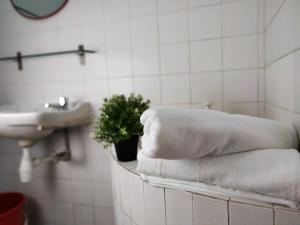 蕉赖Homey 9pax 3BR MRT Cheras Tmn Suntex I HomeBrickz的浴室提供毛巾、水槽和盆子