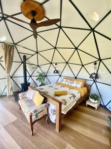 CootharabaNoosa Air Element Dome - Simply Stunning Views的帐篷内的房间,配有一张床和一张沙发