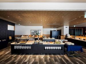 和歌山歌山大和鲁内酒店 的餐厅内展示的自助餐点