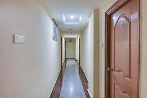 蒂鲁帕蒂Super Hotel O Padmavathi Puram Near Railway Station的一条空的走廊,有门和走廊