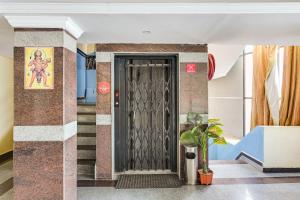 蒂鲁帕蒂Super Hotel O Padmavathi Puram Near Railway Station的楼梯间内的一个黑色门