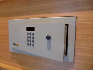 巴塞罗那巴塞罗那环球酒店的门上的遥控器,铺有木地板