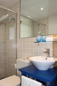 科拉雷侯Corralejo Lodge的一间带水槽、卫生间和镜子的浴室