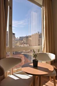 雅典阿瑞图萨酒店的客房可从窗户欣赏到城市美景