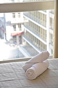 雅典阿瑞图萨酒店的窗前地板上的折叠毛巾