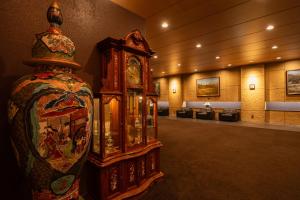 福冈东洋酒店的房间里的一张大型木制祖父钟