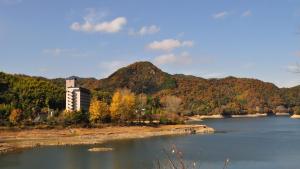 Shionoe盐江超级度假别墅酒店的享有湖泊、建筑和山脉的美景