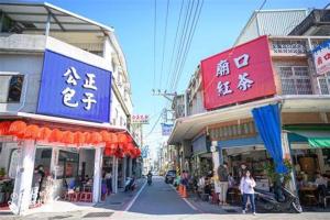 花莲市花蓮品悅文旅Hualien Pink Corner Hotel的亚洲城市的街道,商店和建筑