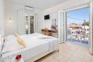 贝尼蔡斯贝拉维斯塔海滩酒店的一间白色卧室,配有床和阳台