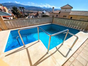 托雷德尔马尔Viña Home的一座游泳池,四周有金属栏杆