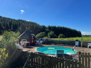SoknedalGullvåg Camping Nyberg的一个带游泳池和房子的后院