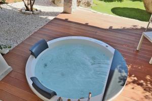 卡尔德杜Corte Bianca - Adults Only & SPA - Bovis Hotels的木制甲板上的圆形游泳池