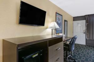奥兰多Clarion Inn International Drive的酒店的客房配备了书桌和平面电视。